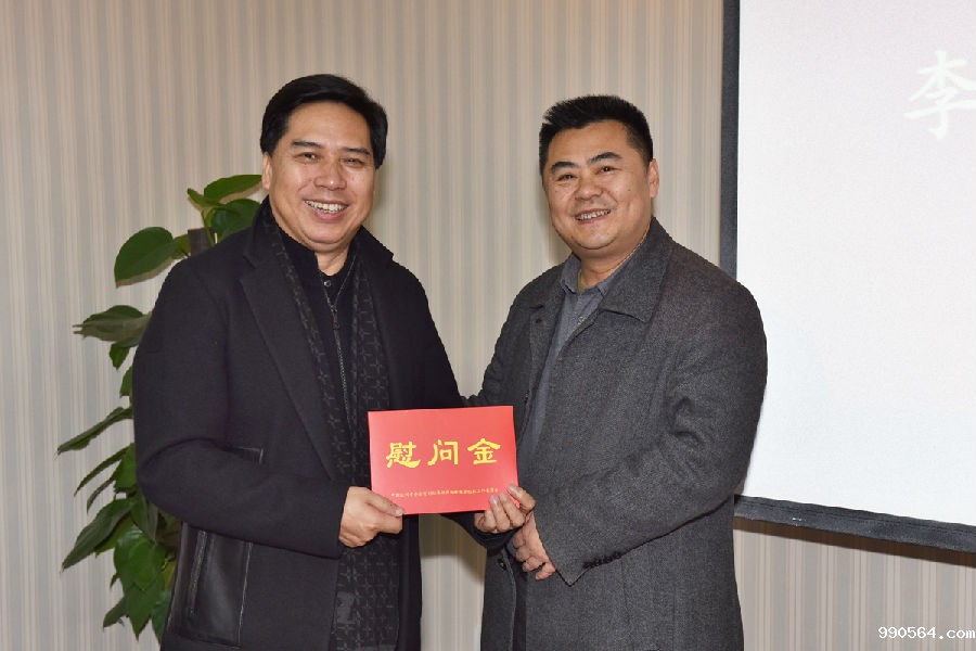 中共达州市两新工委李泽民书记为年度优秀党员郑权国颁发慰问金.jpg 中共达州市两新工委李泽民书记为年度优秀党员郑权国颁发慰问金.jpg