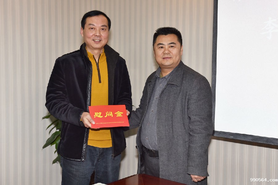 中共达州市两新工委李泽民书记为年度优秀党员谢纲骅颁发慰问金.jpg 中共达州市两新工委李泽民书记为年度优秀党员谢纲骅颁发慰问金.jpg